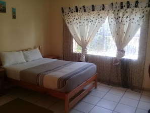 Habitación doble Deluxe, 2 camas matrimoniales | 1 habitación, escritorio, wifi gratis y ropa de cama