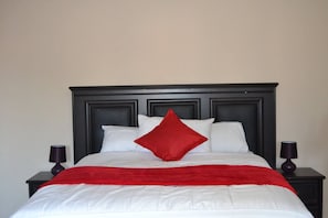 Habitación doble Deluxe, 2 camas matrimoniales | 1 habitación, escritorio, wifi gratis y ropa de cama