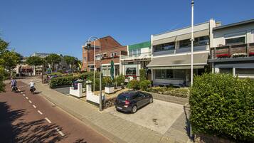 Habitación triple Deluxe, 1 cama Queen size | Vista a la calle