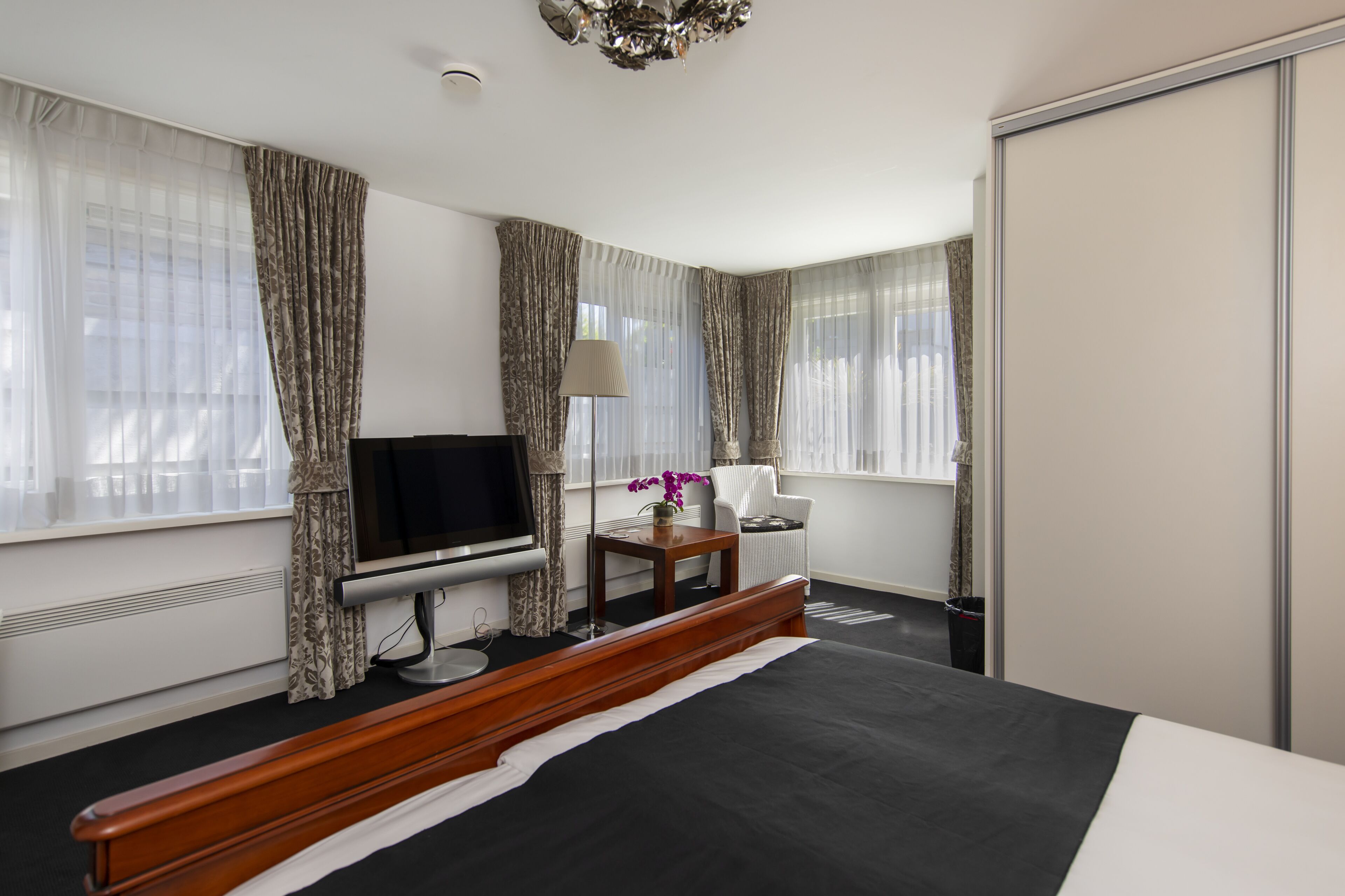 classic bungalow | in-room safe, blackout curtains, iron/ironing board, free wifi