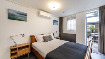 Superior tweepersoonskamer, 1 queensize bed | Woonkamer | Een flatscreentelevisie