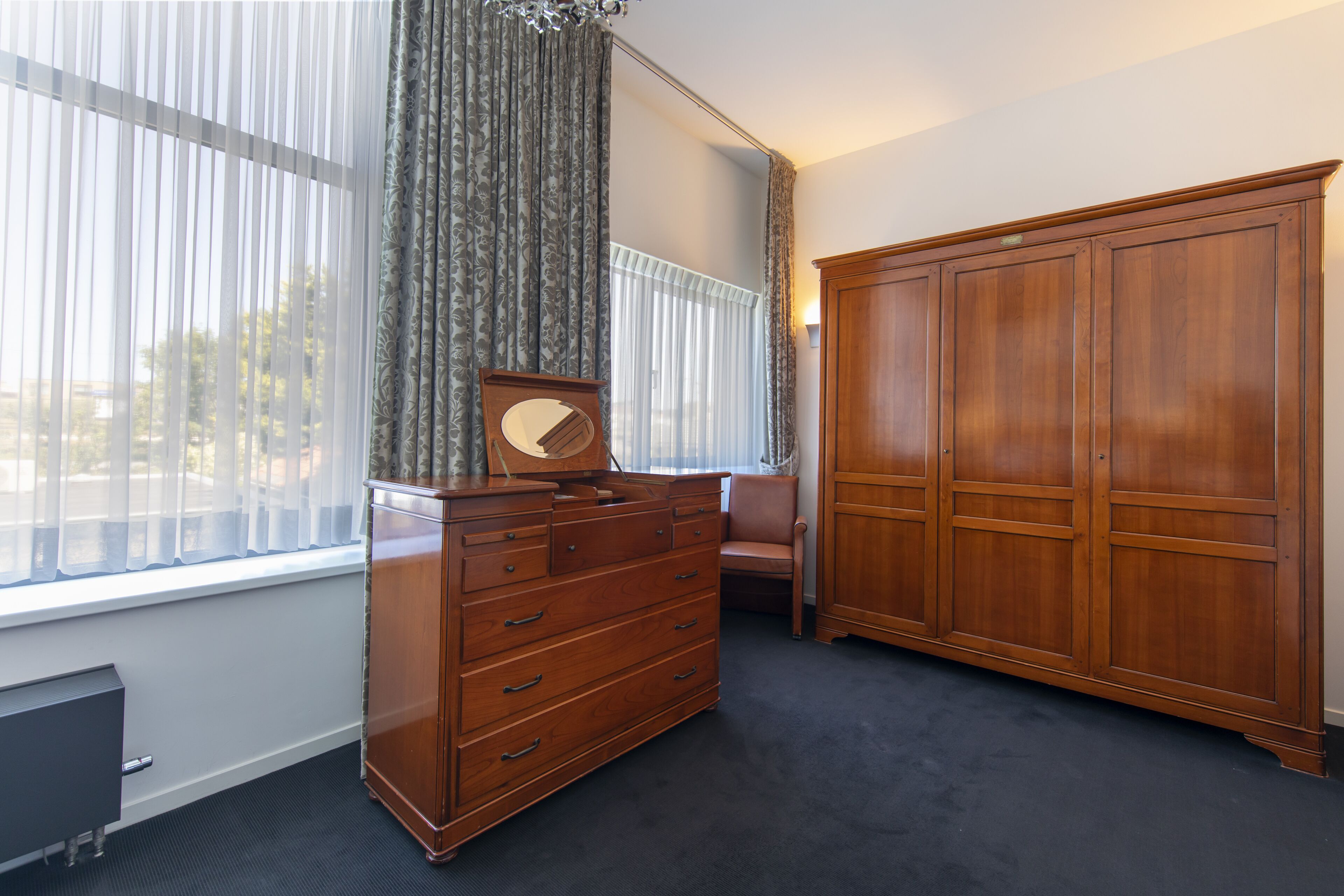 deluxe double room, 1 queen bed | in-room safe, blackout curtains, iron/ironing board, free wifi