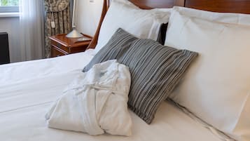 Deluxe Triple Room, 1 Queen Bed | In-room safe, blackout drapes, iron/ironing board, free WiFi