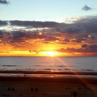 在海滩、沙滩椅、海滩遮阳伞、帆板运动