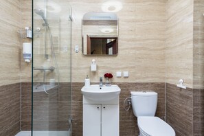 Apartamento superior, vista para o rio | Banheiro | Chuveiro, produtos de toalete grátis, secador de cabelo 