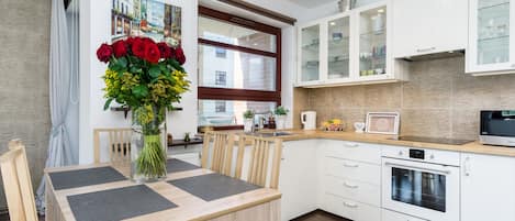 Superior appartement, toegankelijk voor mindervaliden, uitzicht op rivier | Privékitchenette | Een koelkast, een magnetron, een oven, een kookplaat