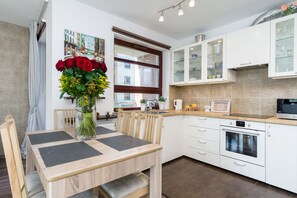 Superior appartement, uitzicht op rivier | Privékitchenette | Een koelkast, een microgolfoven, een oven, een kookplaat