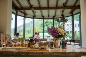 Lobby sitting area - R&J GuestHouse (Yuanshan)