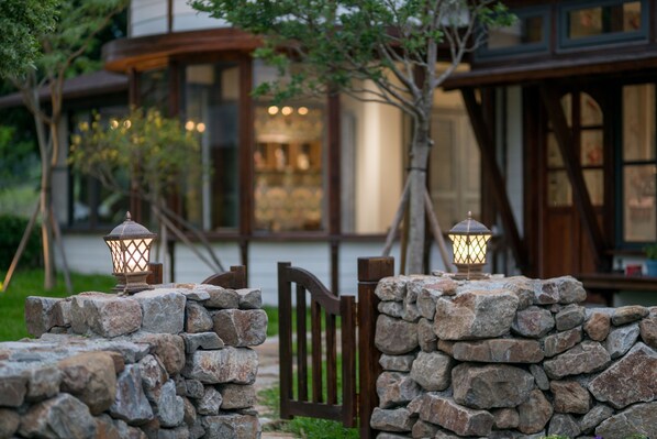 Front of property – evening/night - R&J GuestHouse (Yuanshan)