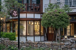 Property entrance - R&J GuestHouse (Yuanshan)