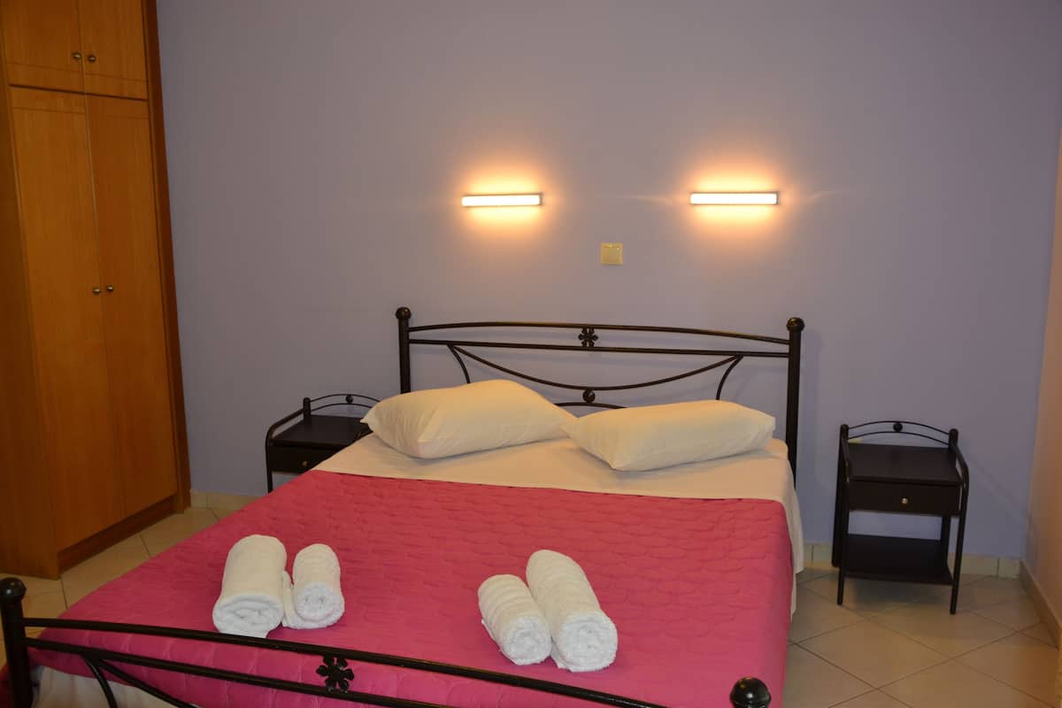 Kamar Double Basic | Setrika/meja setrika, tempat tidur bayi gratis, dan Wi-Fi gratis