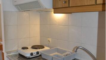 Kamar Double Basic | Dapur kecil pribadi | Lemari es, kompor, ketel listrik, dan peralatan masak/sendok-piring