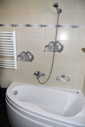 Basic Apartment | Bathroom | Hair dryer, towels