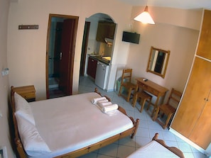 Iron/ironing board, free cots/infant beds, free WiFi - Iliaxtida Studios (Lefkada)