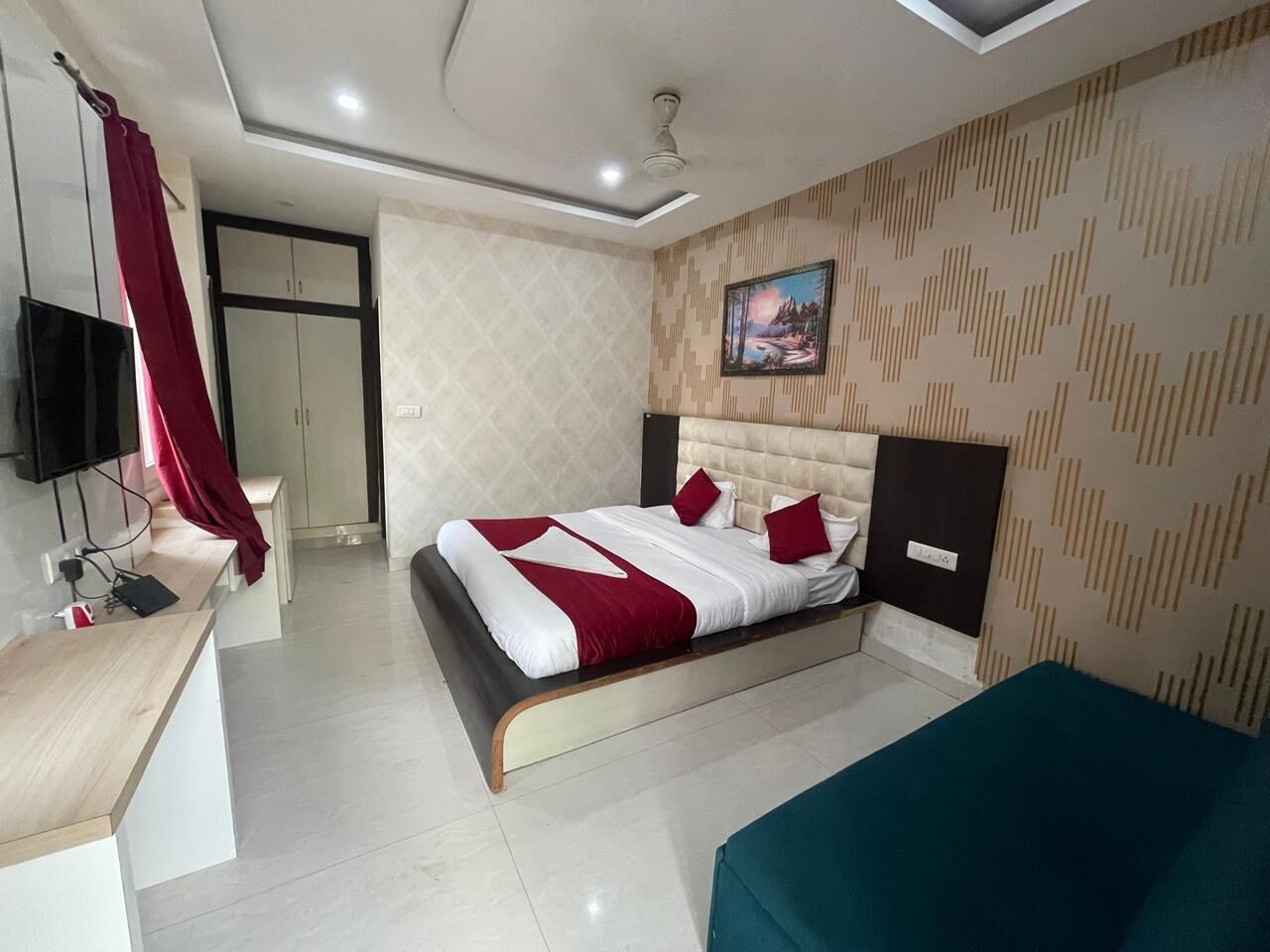 Quarto superior | Individualmente decorados, individualmente mobiliados, escrivaninha