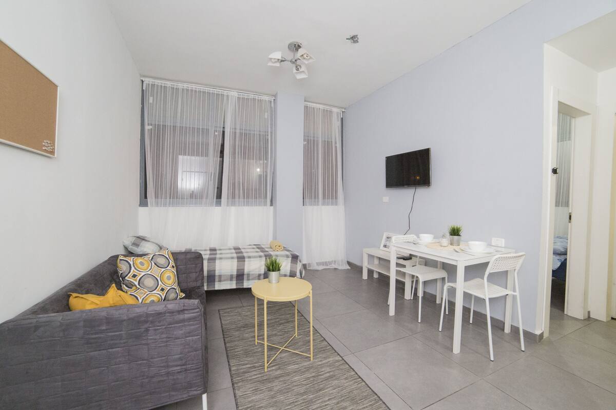 Apartamento clássico | Área de estar | TV de tela plana
