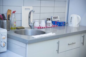 Comfort Apartment | Private kitchen | Full-sized fridge, microwave, oven, stovetop - Diamond Exchange Flats (Ramat Gan)