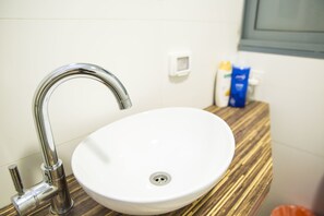 Căn hộ tiện nghi đơn giản | Chậu rửa trong phòng tắm