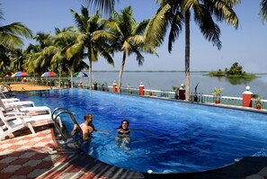 Indoor pool - Kalathil Lake Resort (Vaikom)