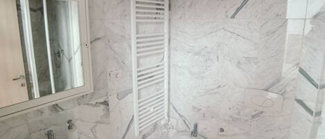 Dusche, kostenlose Toilettenartikel, Haartrockner, Bidet
