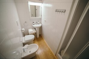 Deluxe Triple Room, Non Smoking | Bathroom