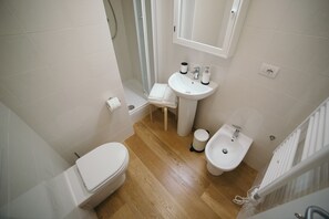 Deluxe-Dreibettzimmer, Nichtraucher | Badezimmer | Dusche, kostenlose Toilettenartikel, Haartrockner, Bidet