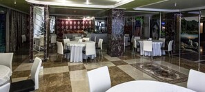 Petit déjeuner et déjeuner servis sur place, spécialités Cuisine locale