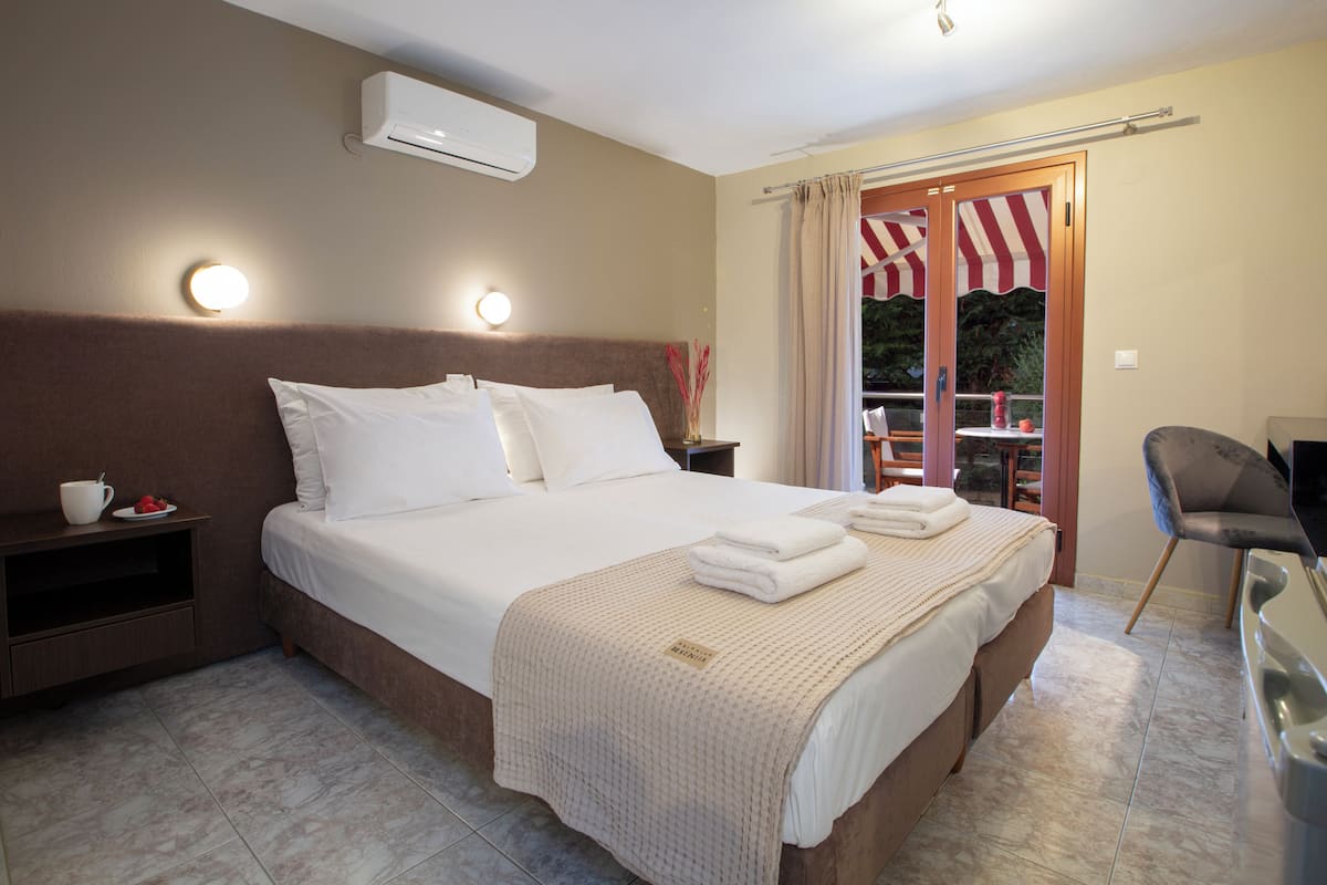 Small Double Room - Garden View | 2 slaapkamers, een kluis op de kamer, een bureau, gratis wifi