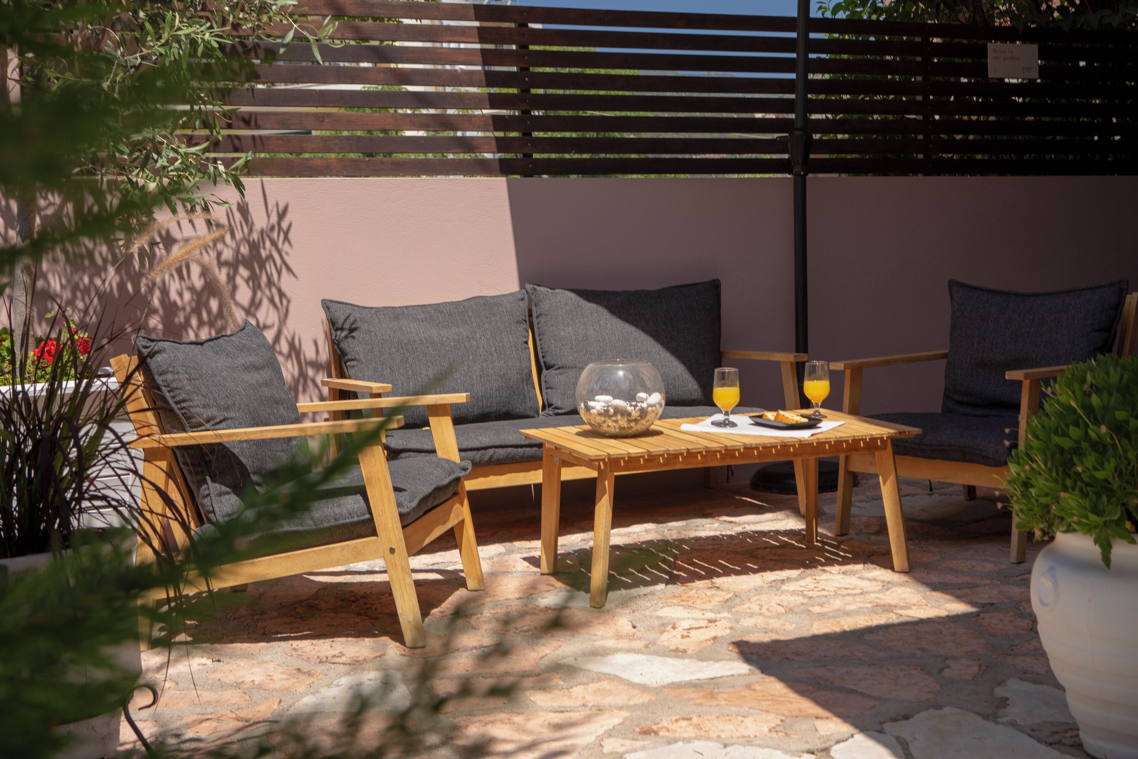 Un espace extérieur aménagé avec un canapé, des chaises et une table.