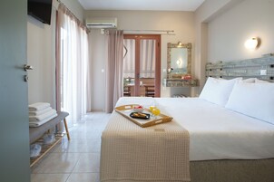 Apartamento superior, 2 habitaciones (4 Adults) | Caja fuerte, escritorio, wifi gratis y ropa de cama