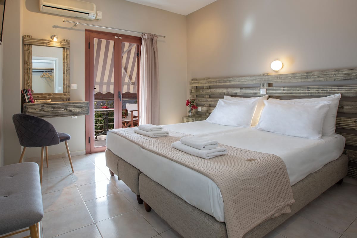 Driepersoonskamer (3 Adults) | 2 slaapkamers, een kluis op de kamer, een bureau, gratis wifi