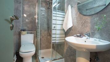 Triple Room (3 Adults) | Bathroom