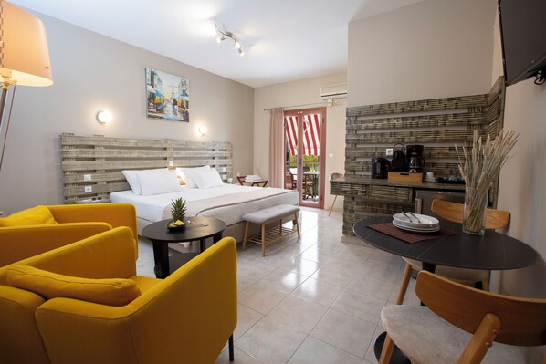 Deluxe Double Room | Värdeförvaringsskåp på rummet, skrivbord, gratis wi-fi och sängkläder