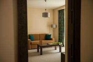 Junior-Apartment, 1 Schlafzimmer | Hochwertige Bettwaren, Minibar, Zimmersafe, Schreibtisch