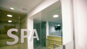 Puerta de cristal con las letras "SPA" bien visibles, indicando que es un establecimiento de spa.