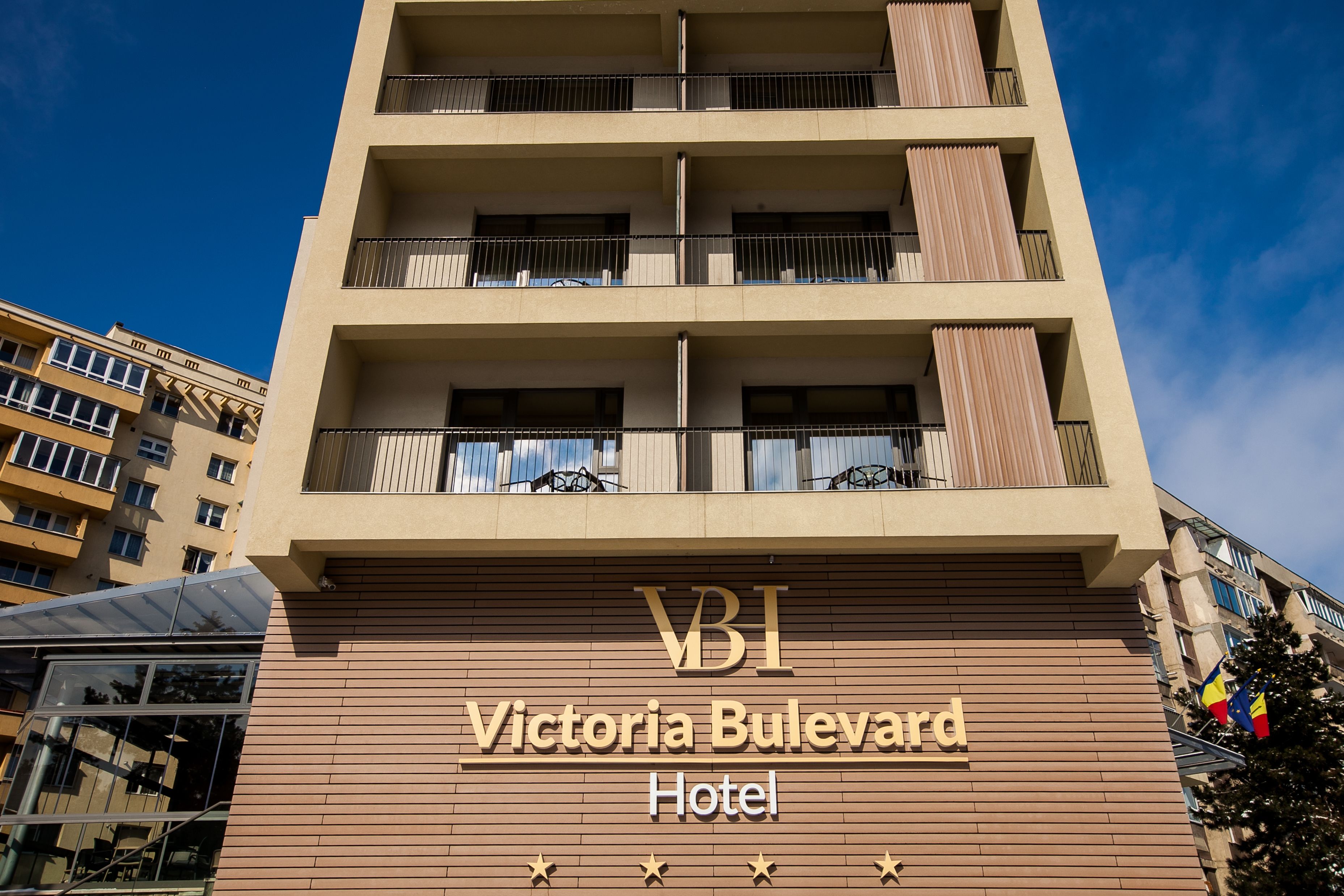 Het uiterlijk van Hotel Victoria Boulevard met een heldere lucht.