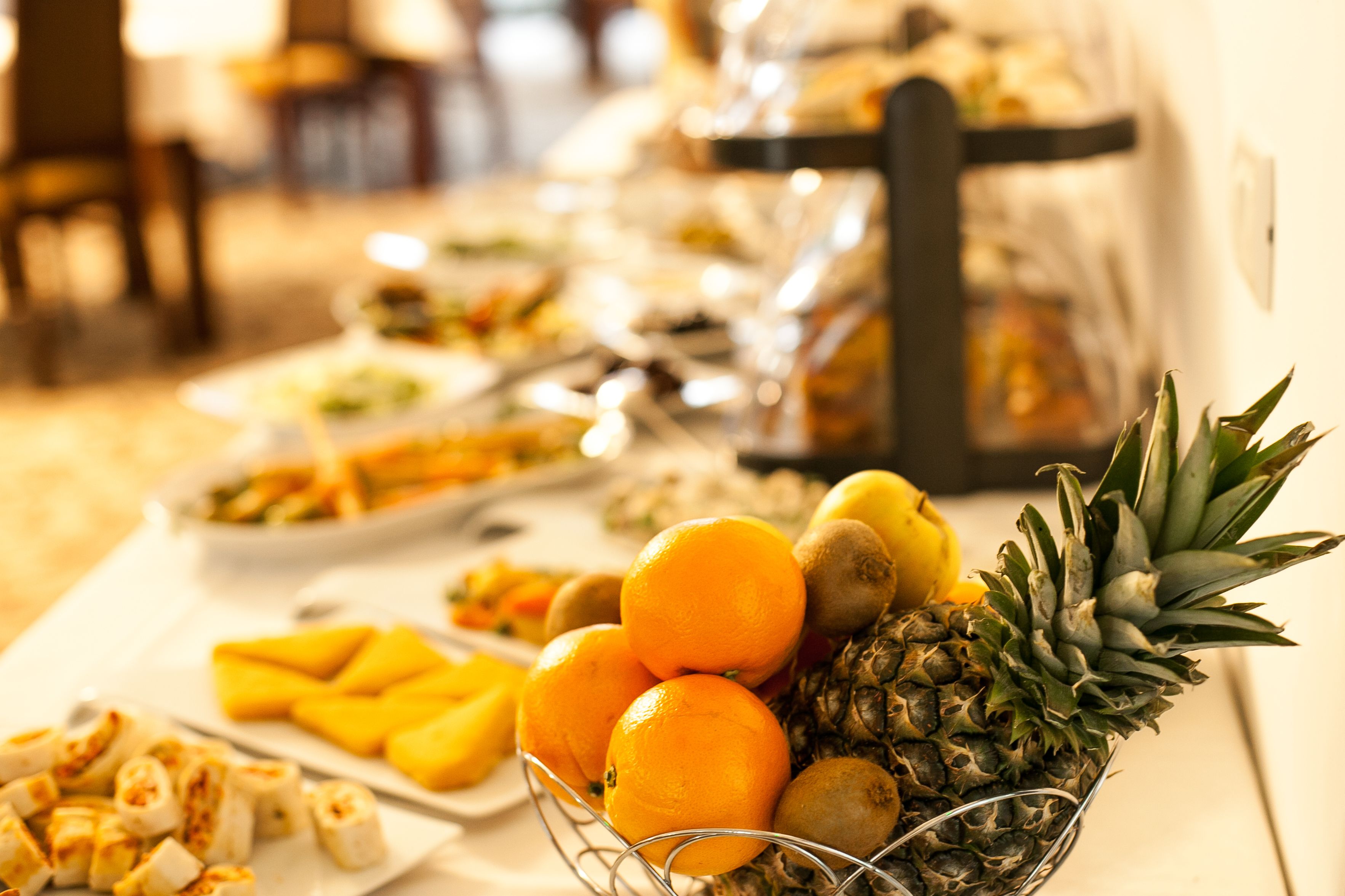 Una mesa de buffet con frutas y platos variados.