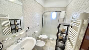 Departamento | Baño | Regadera, regadera tipo lluvia, amenidades de baño gratuitas