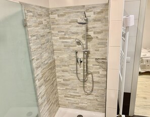Douche, douche à « effet pluie », articles de toilette gratuits