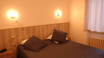 خزنة داخل الغرفة وبديكورات فريدة لكل غرفة وطراز فريد لكل وحدة ومكتب