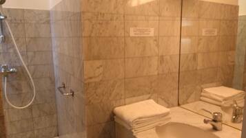 Amenidades de baño gratuitas, secadora de cabello, toallas