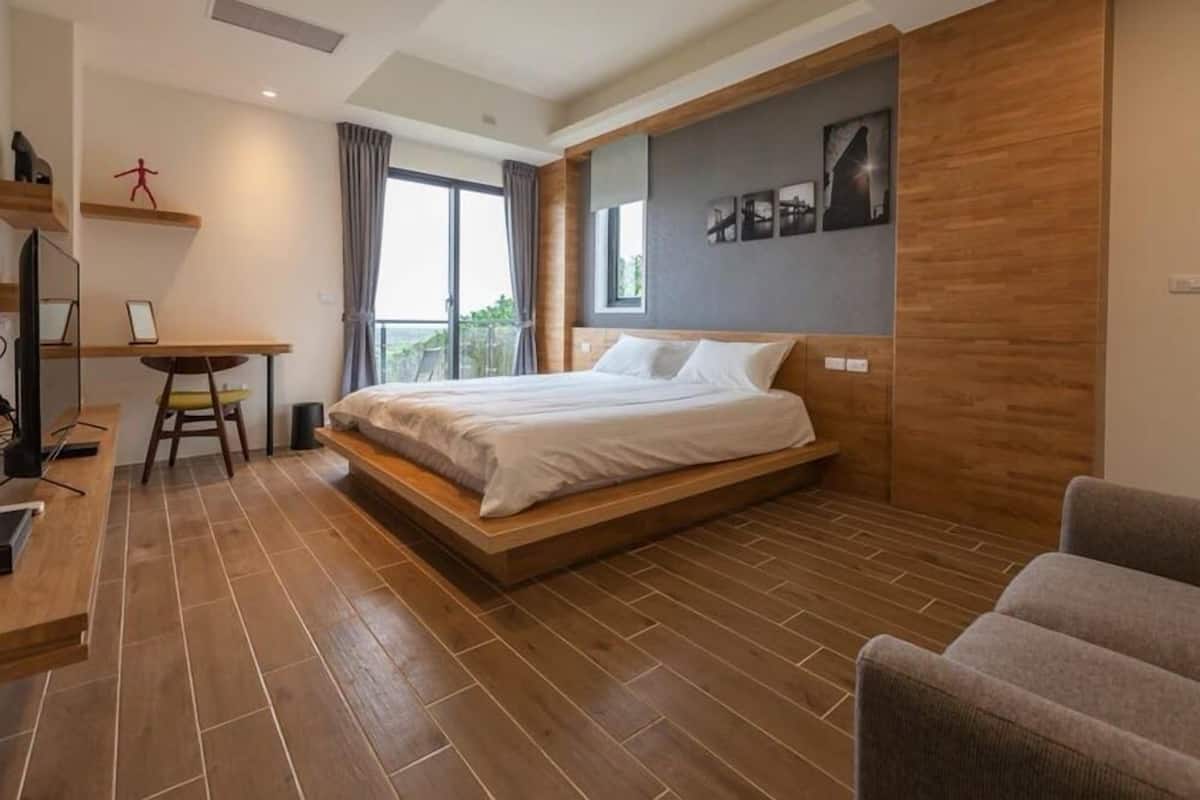 Escritorio, cortinas blackout, wifi gratis y ropa de cama