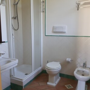Shower, rainfall showerhead, free toiletries, hair dryer