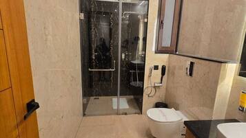 Executive kamer | Badkamer | Een douche, een regendouche, designer toiletartikelen, een haardroger