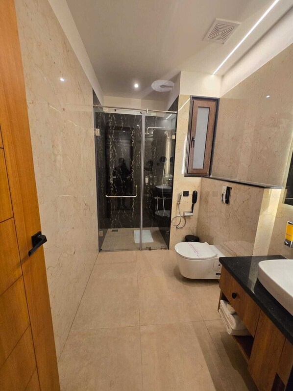 Habitación ejecutiva | Baño | Regadera, regadera tipo lluvia, amenidades de baño de diseñador 