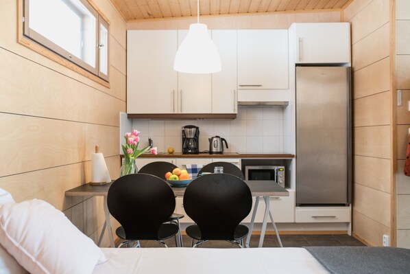 Studio, 2 Twin Beds | In-room dining