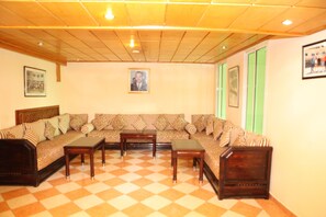 Breakfast, lunch, dinner served; local and international cuisine