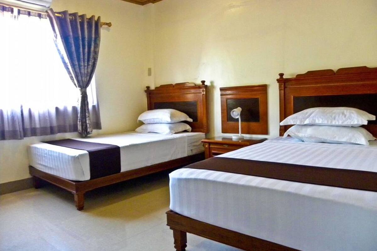 Sengetøy av topp kvalitet, Tempur-Pedic-senger, minibar og skrivebord