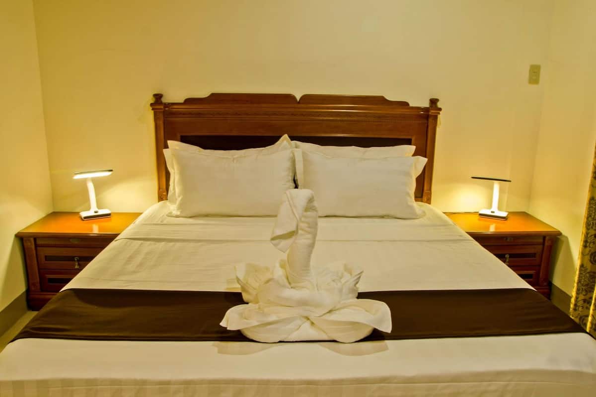 premium bedding, tempur-pedic beds, minibar, desk