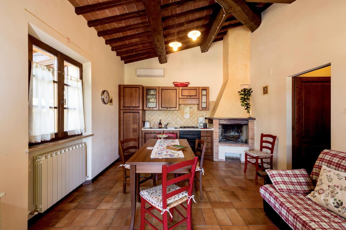 Condo romántico | Cocina privada | Refrigerador con congelador, microondas, horno y parrilla de estufa